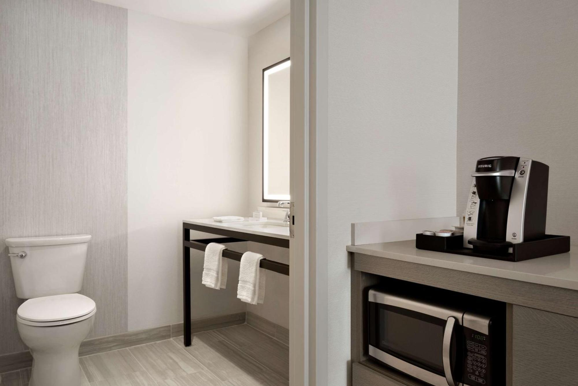 Hilton Garden Inn Newtown Square Radnor Bagian luar foto
